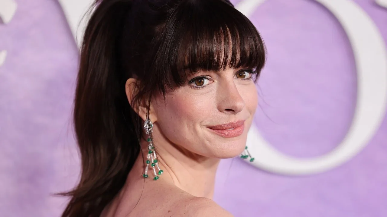 Anne Hathaway își umflă buzele cu… un ac de păr?