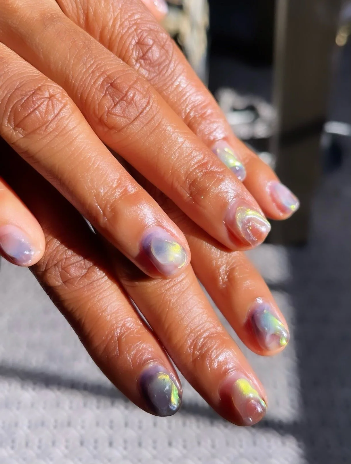 Ayo Edebiri și-a pus unghii 3D Iridescent Rainbow Teardrop Nail Art pe unghii scurte și naturale – Vezi fotografiile