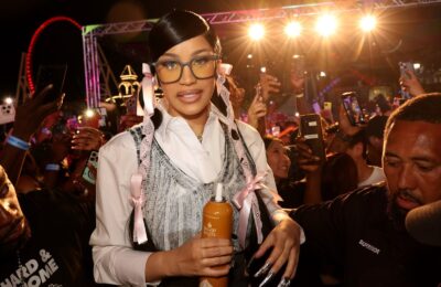 Cozile și ochelarii lui Cardi B strigă practic „Am făcut eu asta?” – Vezi fotografiile