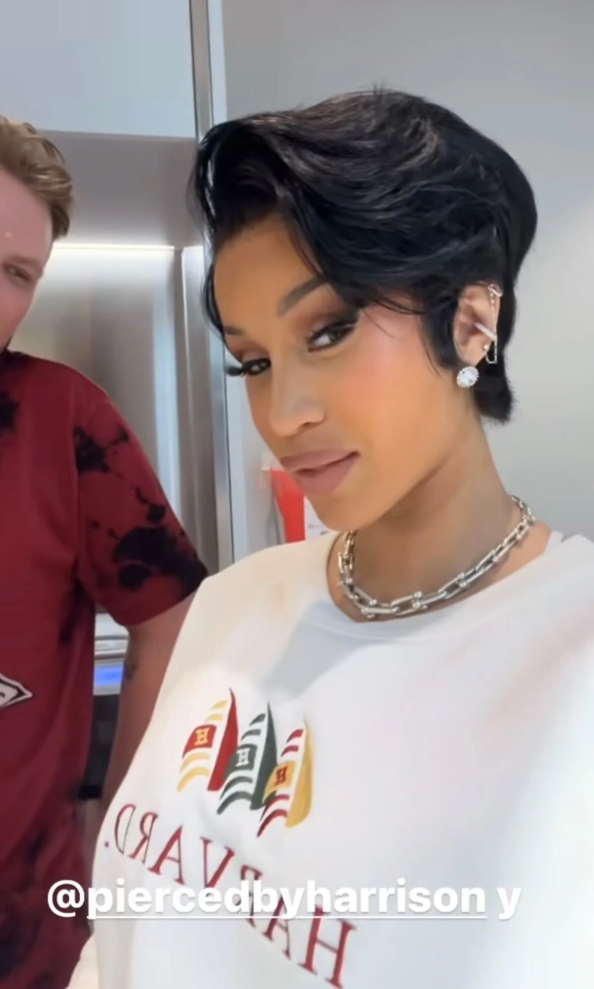 Tunsoarea Pixie a lui Cardi B arată perfect noul ei piercing la ureche – vezi fotografii
