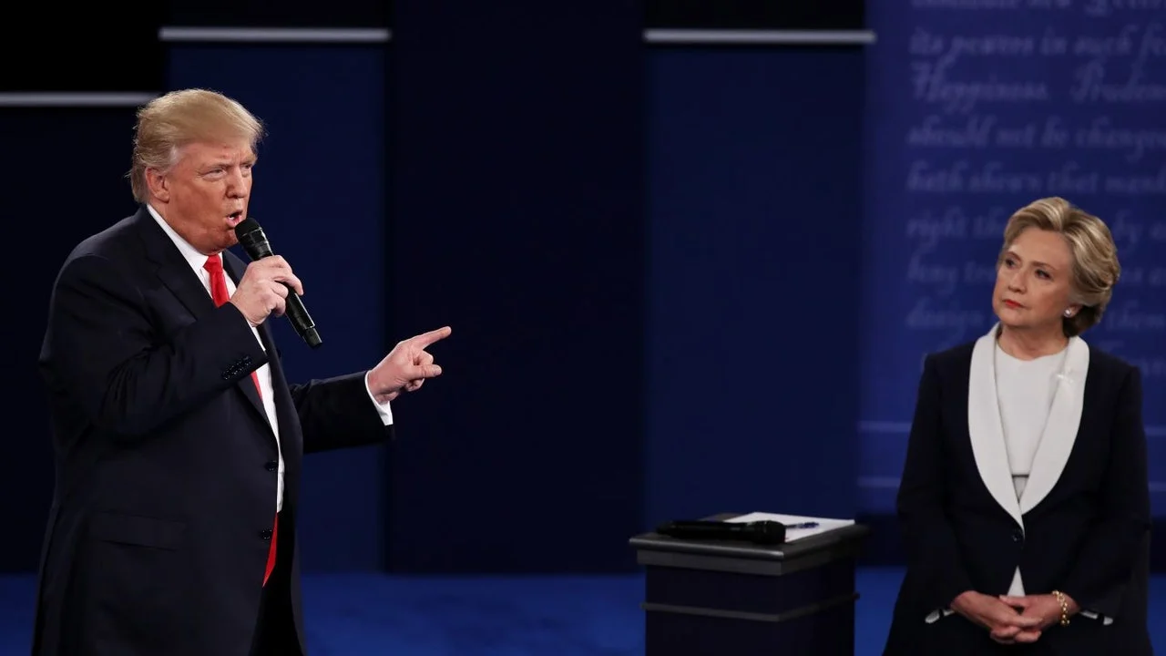 Donald Trump, care riscă să facă închisoare, susține în mod absurd că nu a cerut niciodată să o închidă pe Hillary Clinton