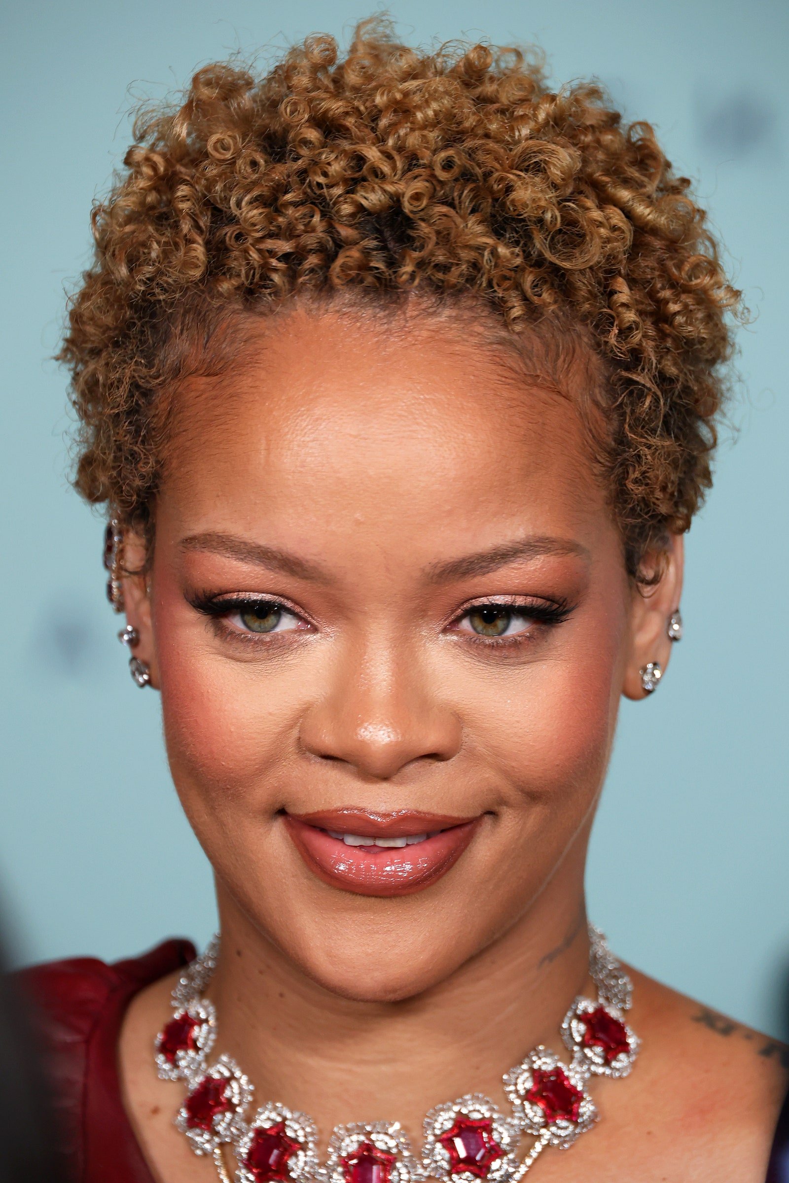 Rihanna a făcut marea tăiere, iar buclele ei naturale prosperă – Vezi poze
