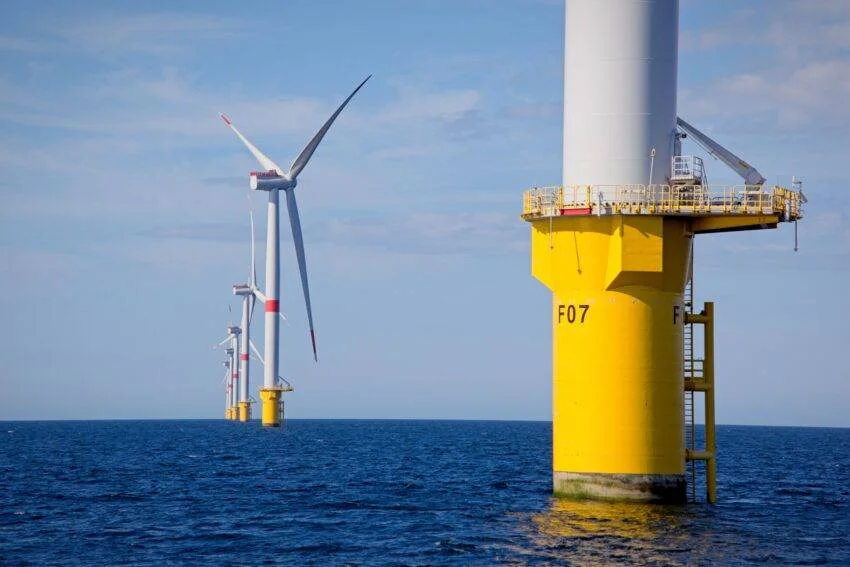 BP oprește proiectele eoliene offshore pentru a se reorienta către combustibilii fosili