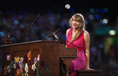 Taylor Swift este evident un mare fan al lui Hugh Grant