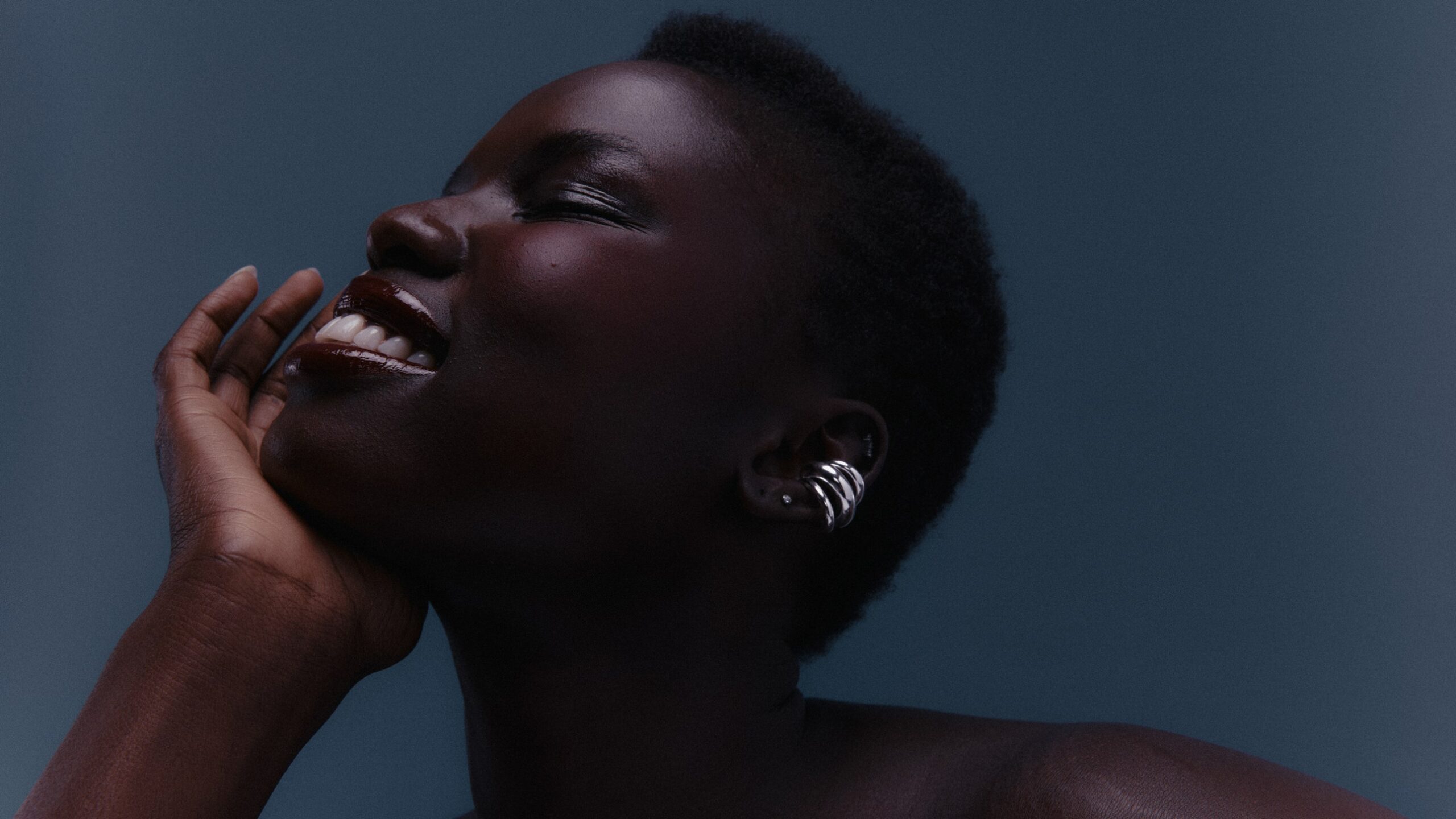 17 branduri de îngrijire a părului deținute și fondate de negri care îți vor îmbunătăți rutina