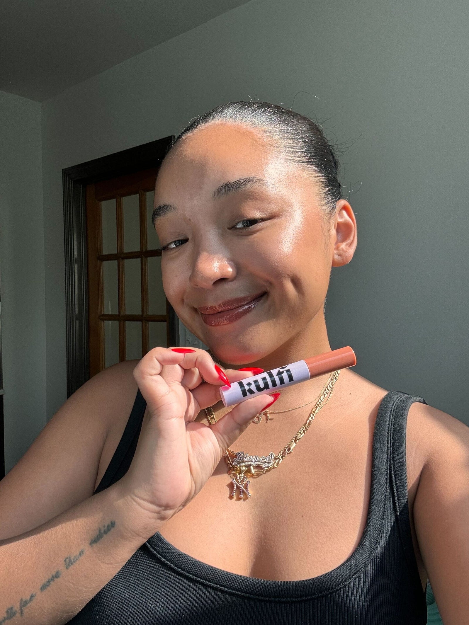 Kulfi Beauty’s Lassi Lips Staining Lip Oil și este produsul perfect doi în unu-Review cu fotografii