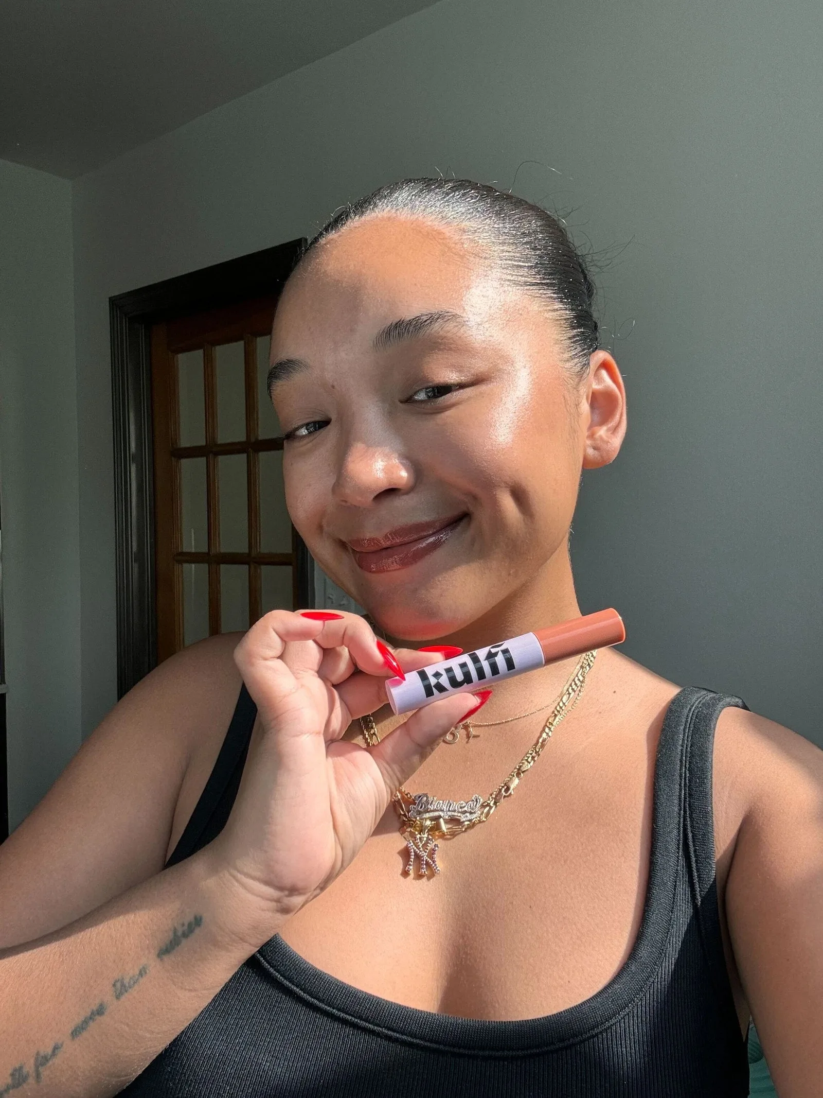 Kulfi Beauty’s Lassi Lips Staining Lip Oil și este produsul perfect doi în unu-Review cu fotografii