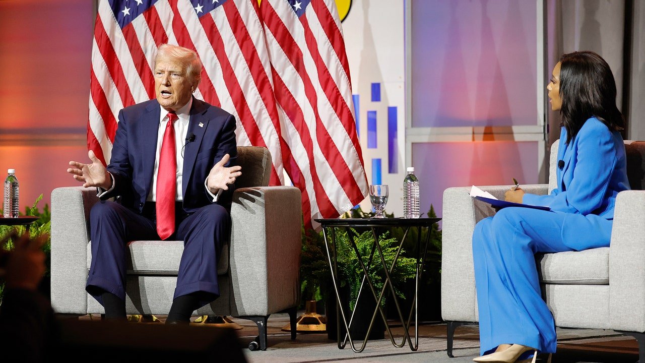 Toate lucrurile nebunești pe care Donald Trump le-a spus unei săli pline de jurnaliști de culoare