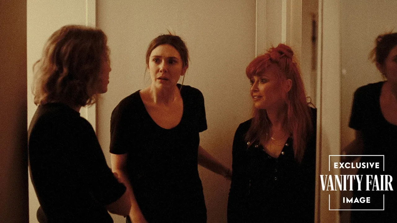 Urmăriți cum Natasha Lyonne, Elizabeth Olsen și Carrie Coon nu-și ascund nimic în trailerul exclusiv „His Three Daughters