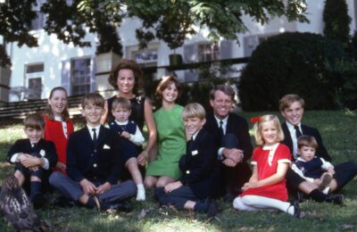 Familia lui RFK Jr. nu vrea ca acesta să candideze. Chiar și ei ar putea să nu-i cunoască cele mai întunecate secrete.