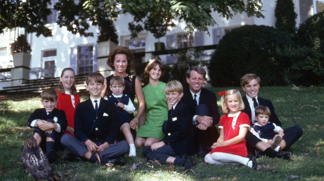Familia lui RFK Jr. nu vrea ca acesta să candideze. Chiar și ei ar putea să nu-i cunoască cele mai întunecate secrete.