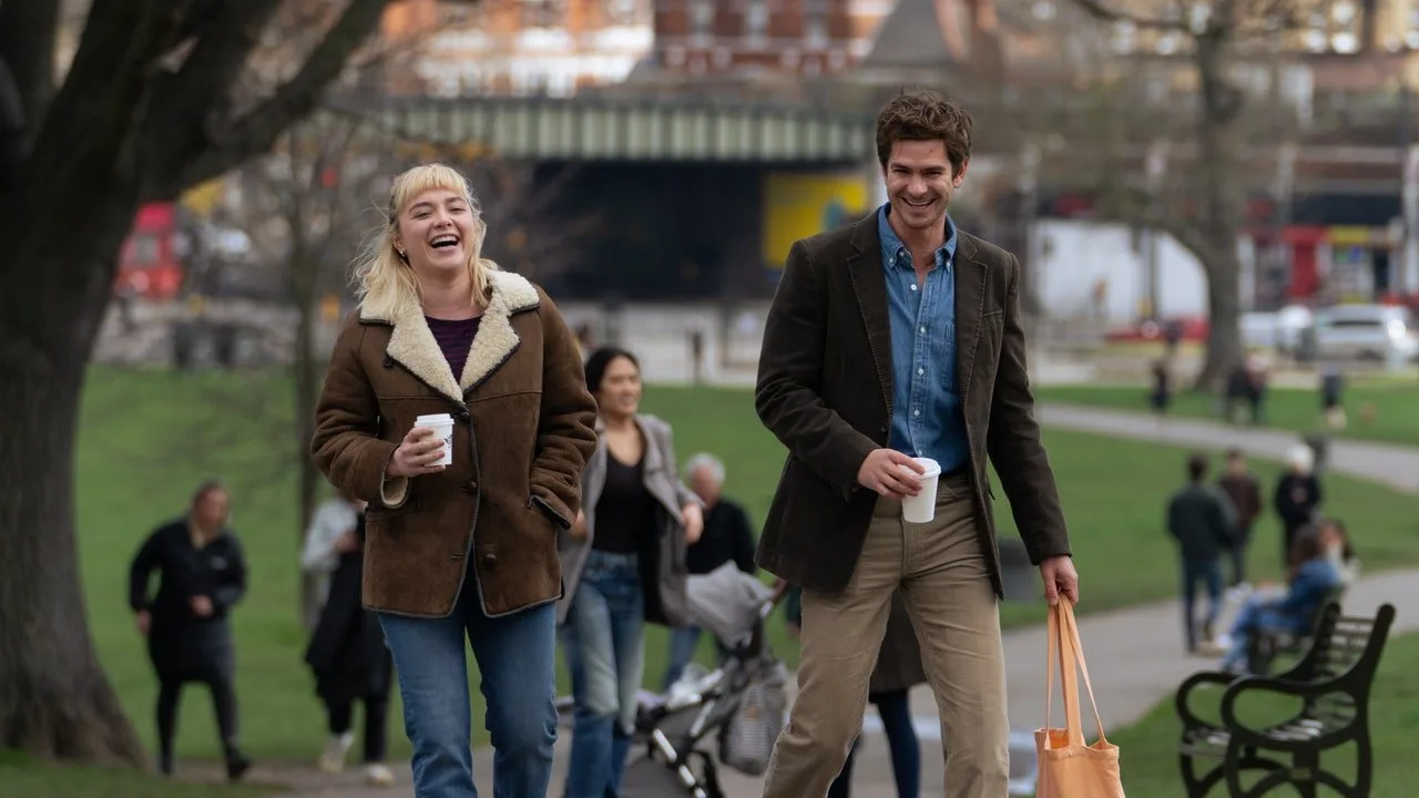 Vedeți cum Andrew Garfield și Florence Pugh se îndrăgostesc în trailerul „We Live in Time