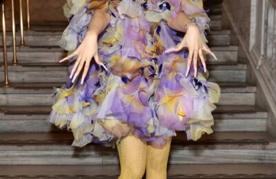 Cardi B s-a îmbrăcat ca o floare uriașă cu o manichiură pe măsură – Vezi fotografiile