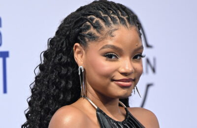 Halle Bailey are cel mai bun păr de vacanță pe plajă chiar acum