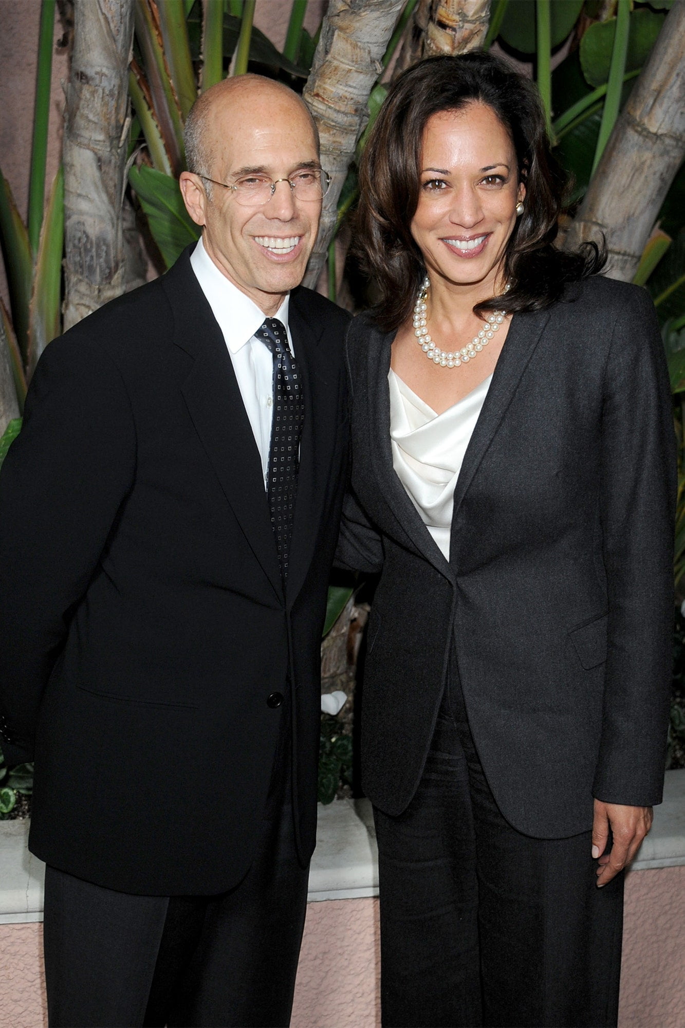 În interiorul cercului de prieteni loiali de la Hollywood ai lui Kamala Harris