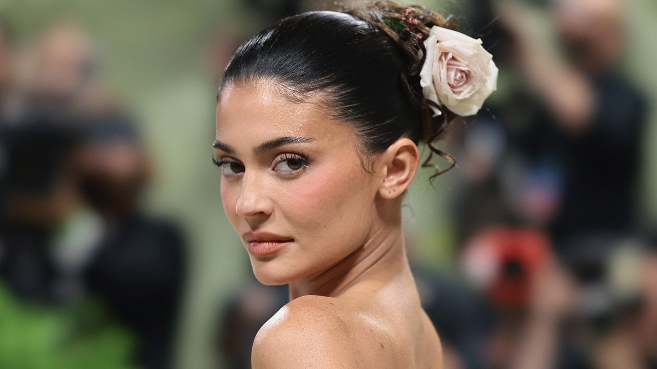 Gândaci minusculi se târăsc peste toată ultima manichiură a lui Kylie Jenner – Vezi fotografiile