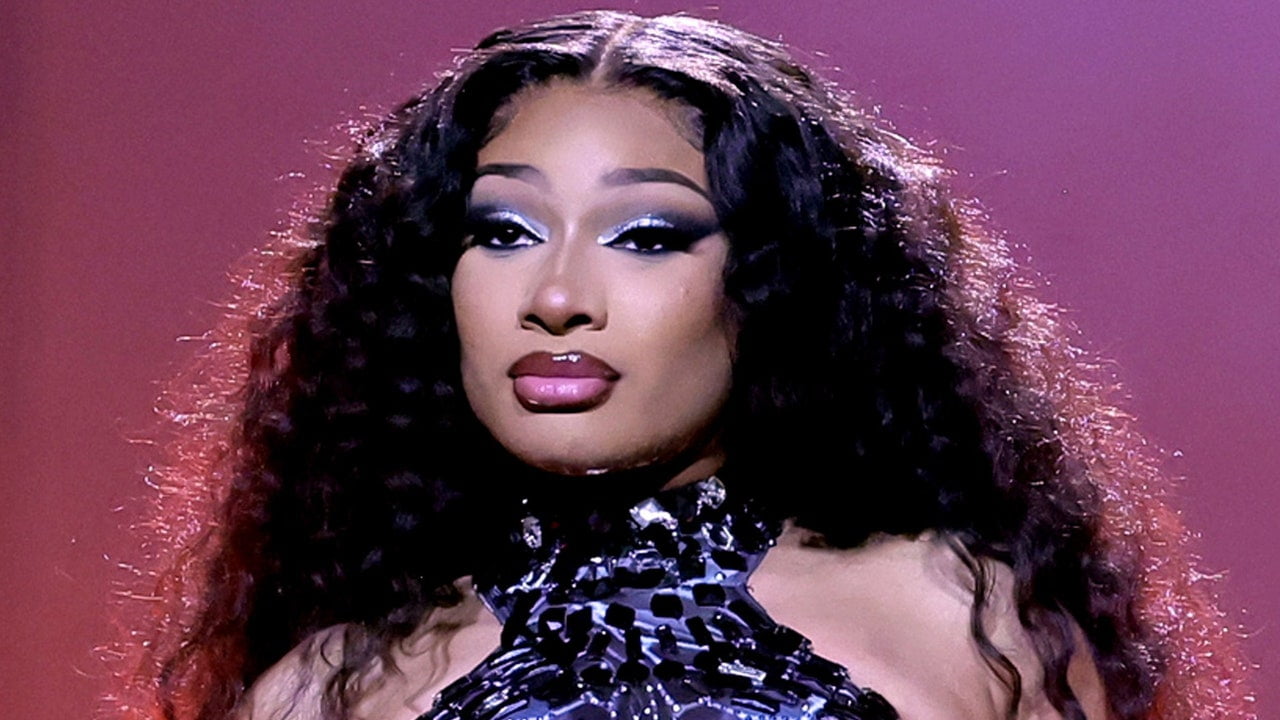 Unghiile Chrome Duo ale lui Megan Thee Stallion sunt ascuțite ca o muchie de cuțit – Vezi fotografiile