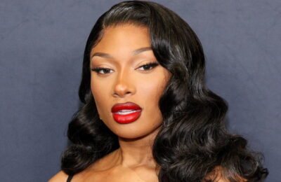 Megan Thee Stallion și-a prins bretonul pe spate într-un mic puf ca în 2009 – Vezi video