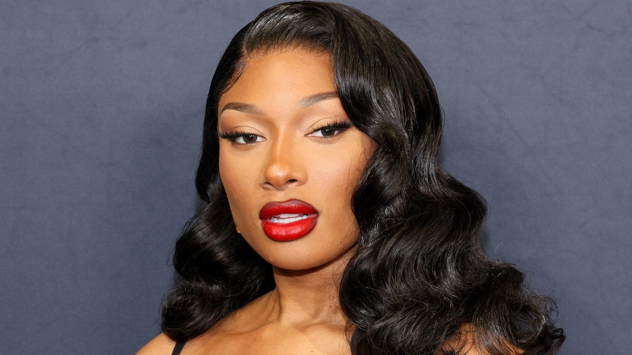 Megan Thee Stallion și-a prins bretonul pe spate într-un mic puf ca în 2009 – Vezi video