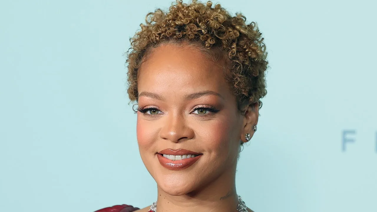 Rihanna a combinat o tunsoare mullet, o tunsoare Undercut și o tunsoare Side Bang într-o singură coafură legendară – Vezi videoclipul