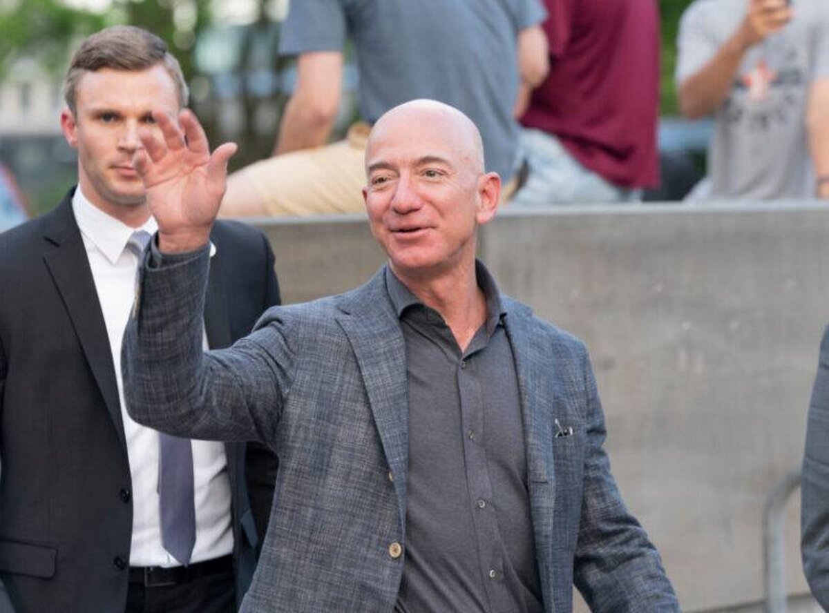 Jeff Bezos va ceda 5 miliarde de dolari din acțiunile Amazon după ce acțiunile au atins un nivel record