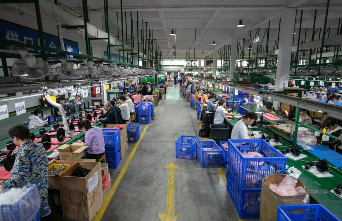Exporturile Chinei cresc vertiginos, ducând excedentul comercial la 99 miliarde de dolari, pe fondul amenințărilor tarifare