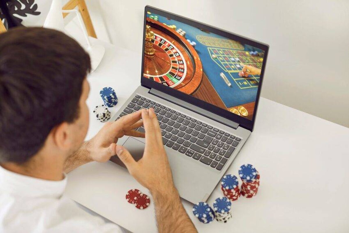 Cât de mult depun în mod obișnuit jucătorii din Marea Britanie la cazinourile online?