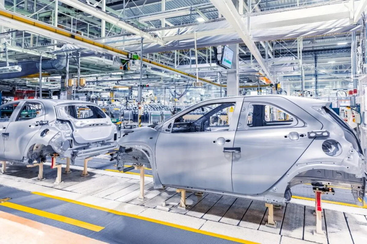Producția de automobile din Regatul Unit scade pe măsură ce producătorii se orientează către modelele electrice