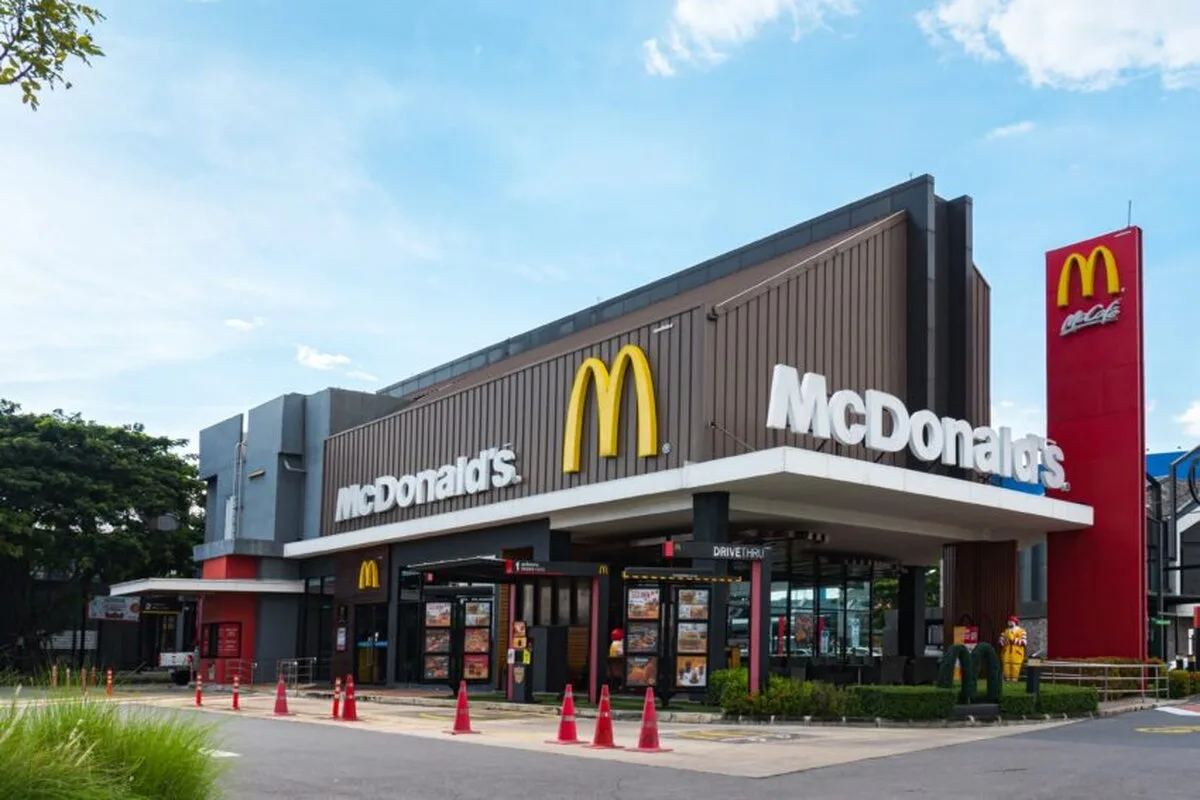 Vânzările globale ale McDonald’s scad pentru prima dată în ultimii patru ani, deoarece costul vieții influențează alegerile consumatorilor