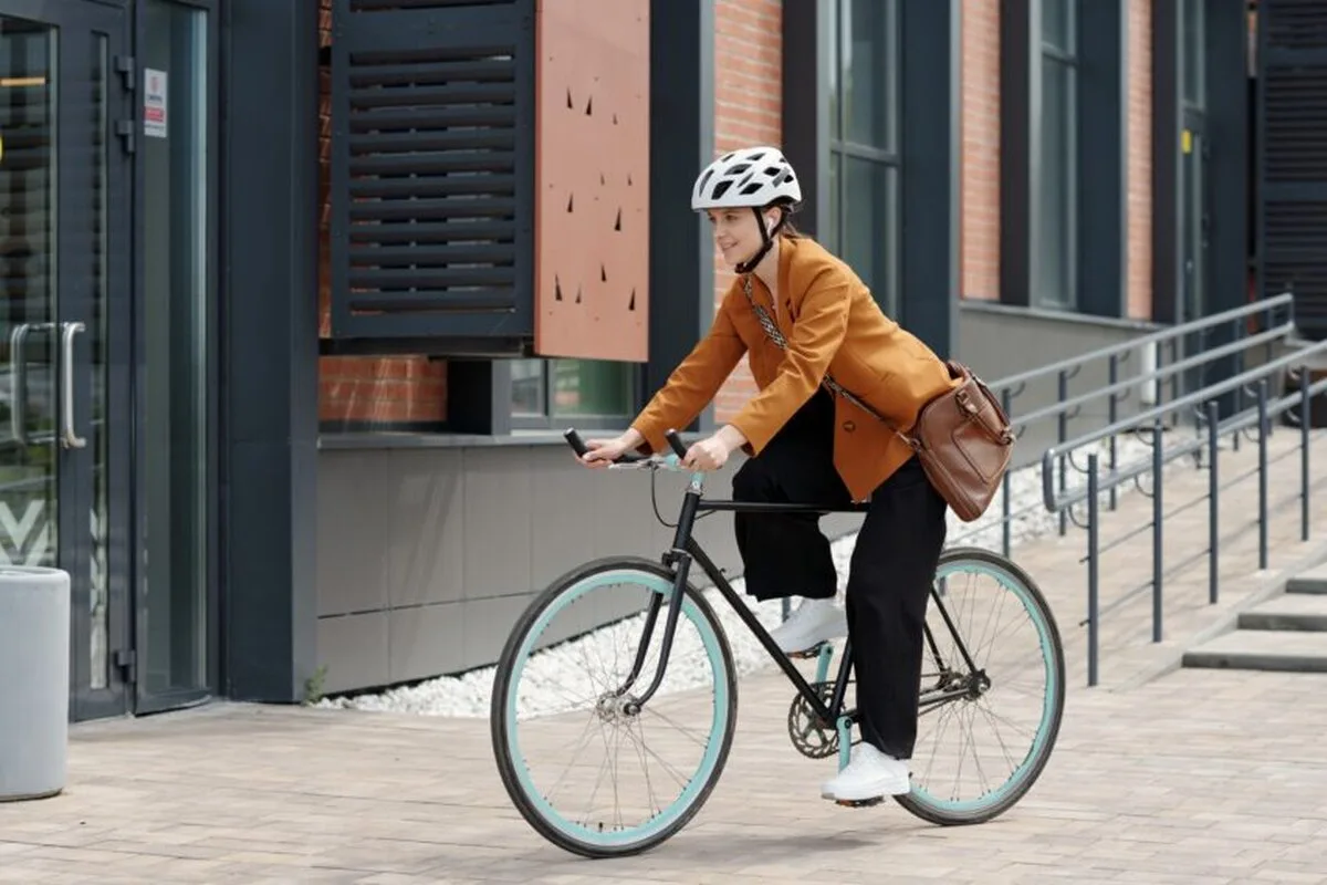 Mersul la serviciu pe bicicletă reduce la jumătate riscul de deces timpuriu – dar există de două ori mai multe șanse de a fi implicat într-o coliziune rutieră