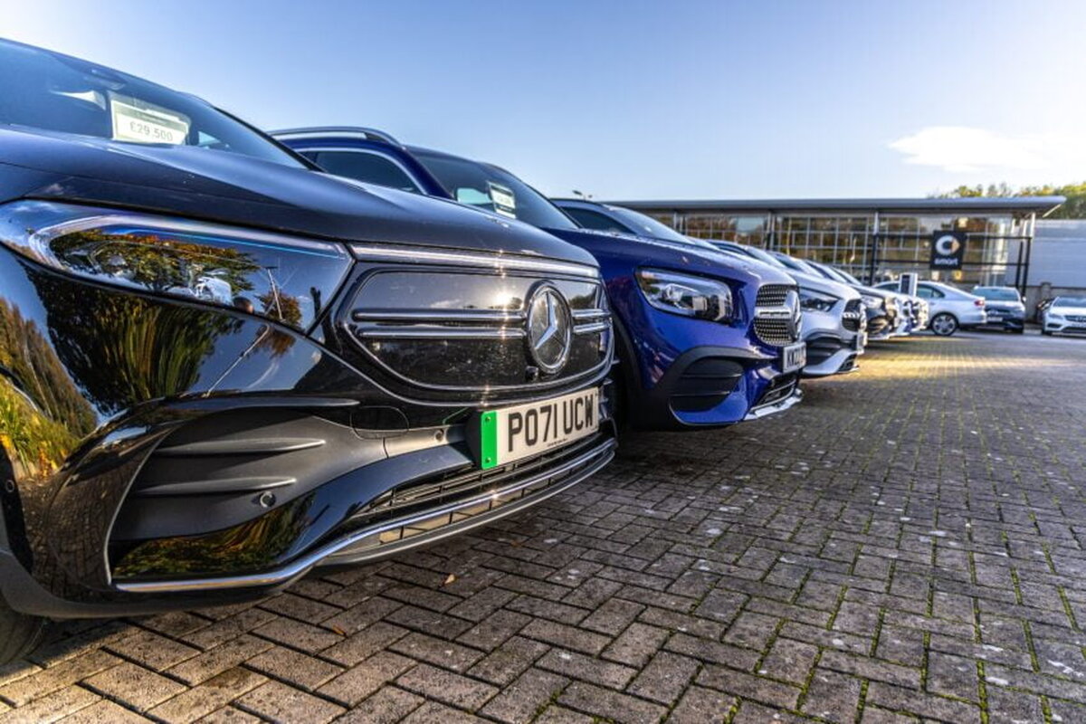 Piața auto britanică înregistrează primul milion de vânzări de la pandemie, datorită hibrizilor și vehiculelor complet electrice