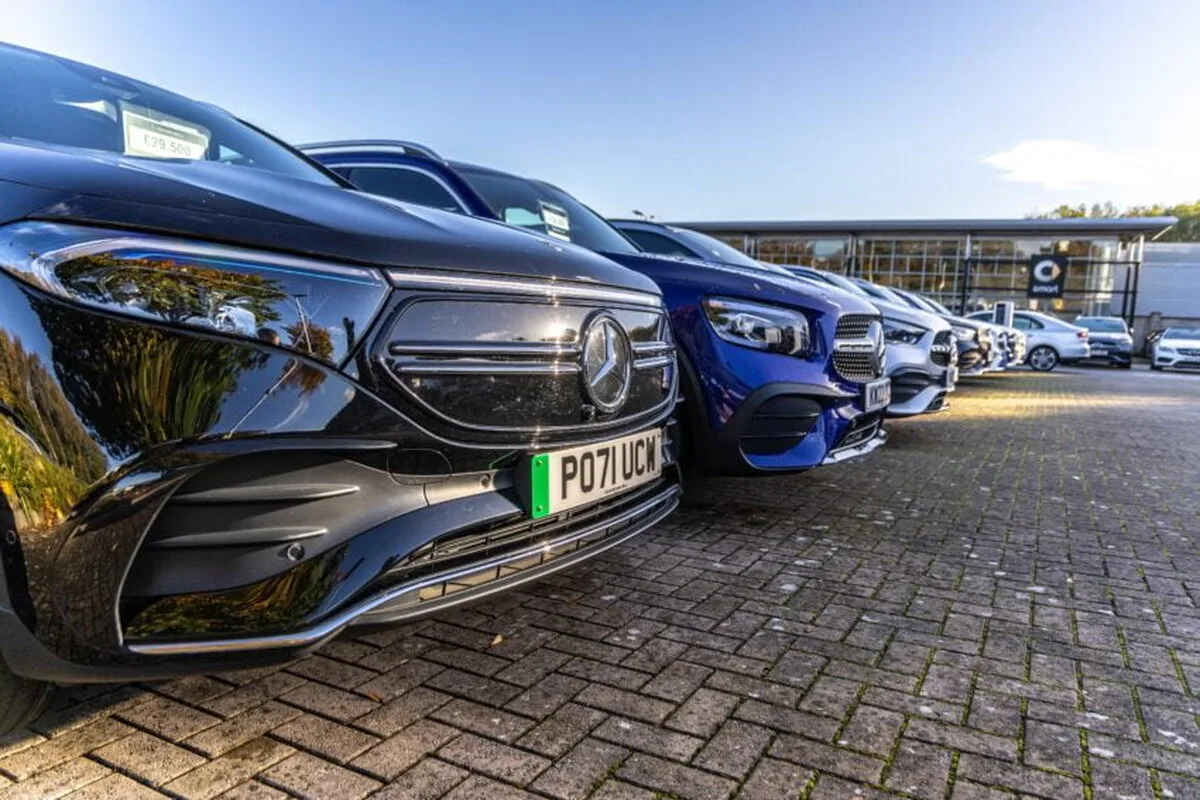 Piața auto britanică înregistrează primul milion de vânzări de la pandemie, datorită hibrizilor și vehiculelor complet electrice