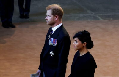 Prințul Harry spune că Meghan Markle nu este în siguranță în Marea Britanie: „Este nevoie doar de un actor singuratic”