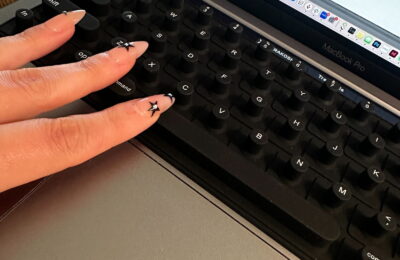 Am încercat Tippy Type, capacul de tastatură care face ca tastarea cu unghii lungi să fie un lucru simplu – Recenzie cu fotografii