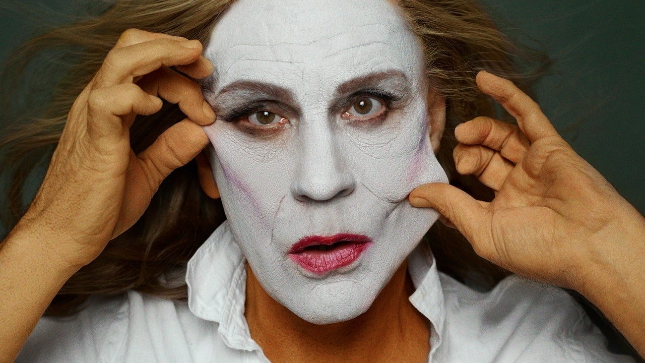 John Malkovich merge în profunzime într-o colaborare foto epică