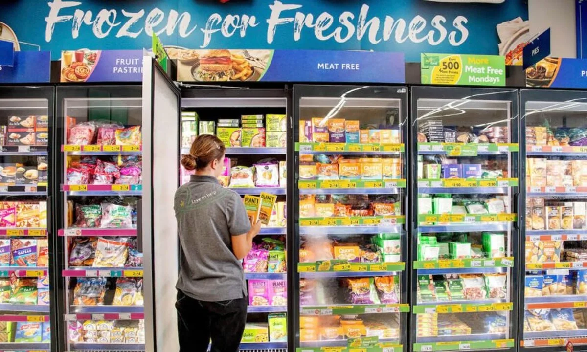 Morrisons testează creșterea temperaturii congelatoarelor pentru a reduce costurile energetice și emisiile