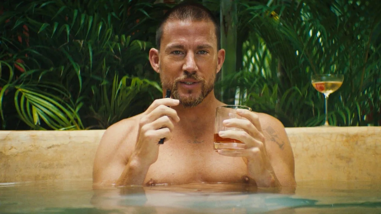 Venerele lui Channing Tatum sunt un personaj aparte în Blink Twice