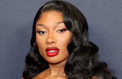 Megan Thee Stallion și-a asortat manichiura cu arcul de păr – Vezi fotografiile
