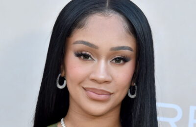 Poneiul lateral masiv al lui Saweetie este în proporție de cel puțin 75 la sută Tinsel – urmăriți videoclipul