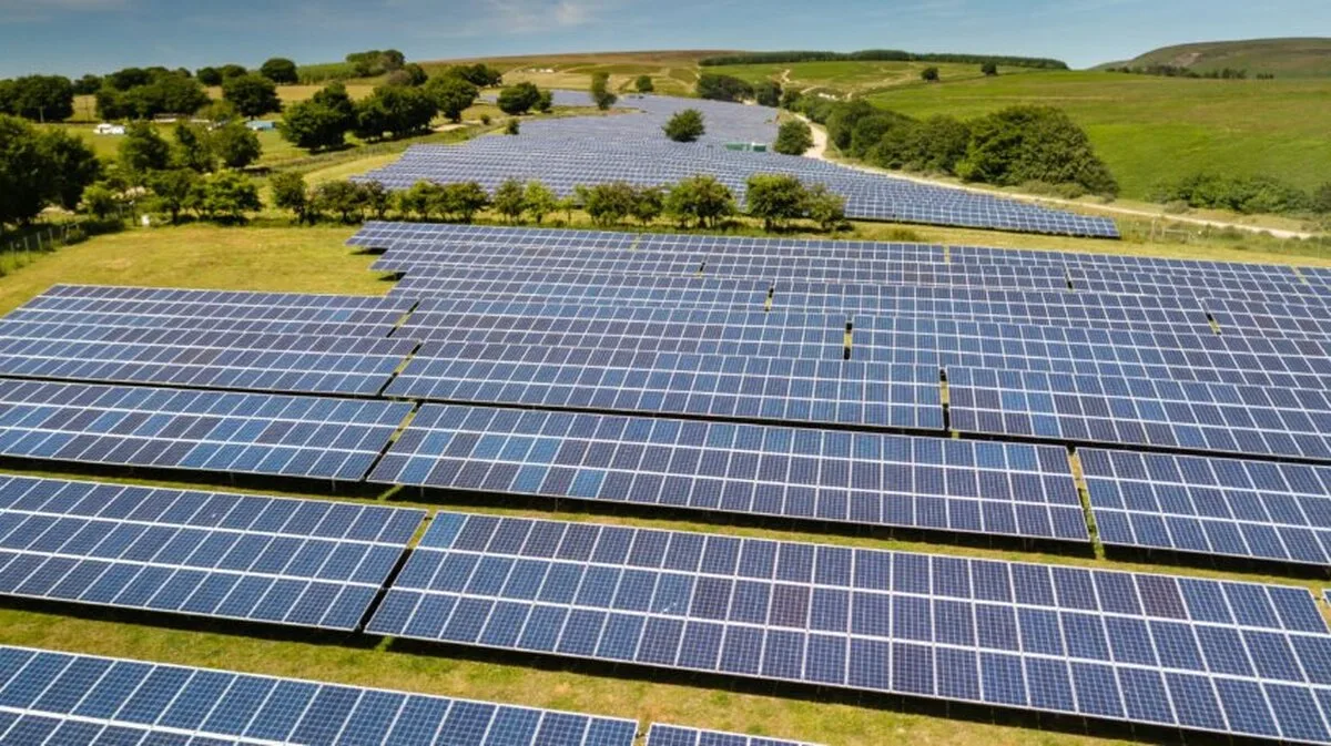 Partidul Laburist relaxează normele de planificare pentru a stimula dezvoltarea parcurilor solare și eoliene