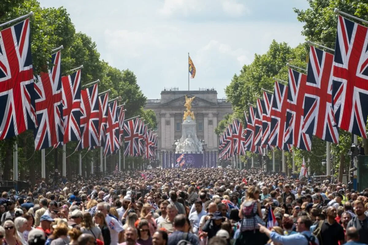 Turismul britanic se confruntă cu un deficit de 2,8 miliarde de lire sterline, în timp ce numărul vizitatorilor rămâne în urma nivelurilor de dinainte de pandemie
