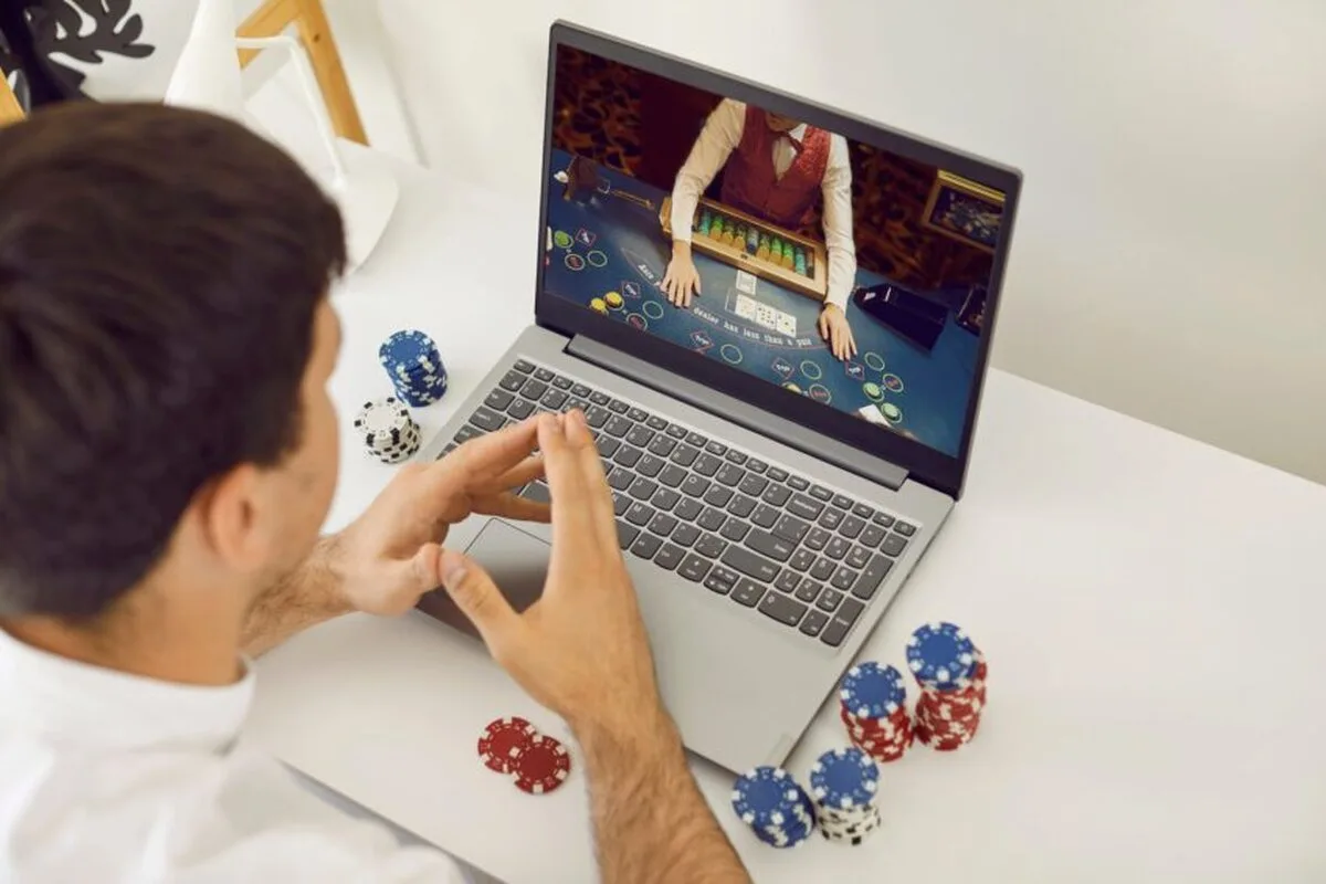 Afacerea de a juca poker online: Un ghid cuprinzător