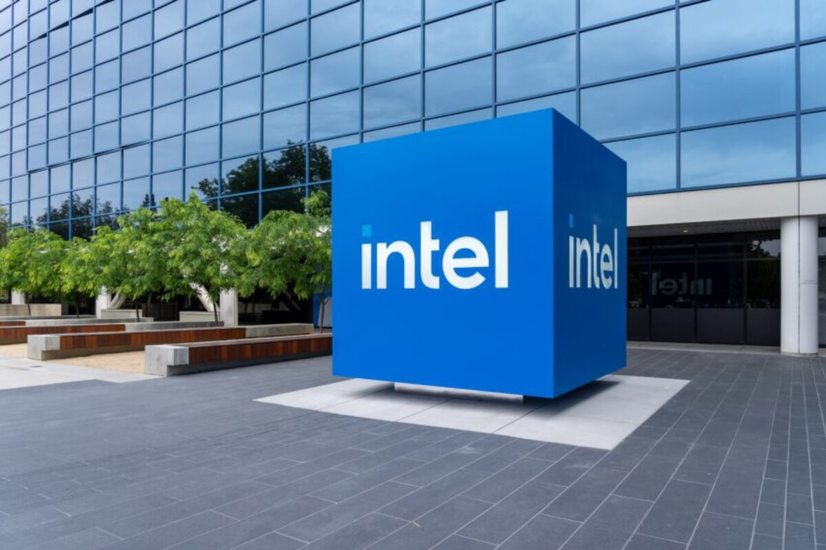 Intel va desființa 15.000 de locuri de muncă pentru a recupera decalajul în cursa pentru cipuri AI