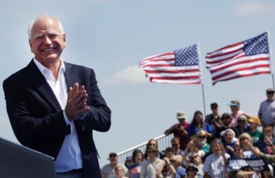 Bineînțeles că Tim Walz se relaxează jucându-se cu camionul său american de epocă