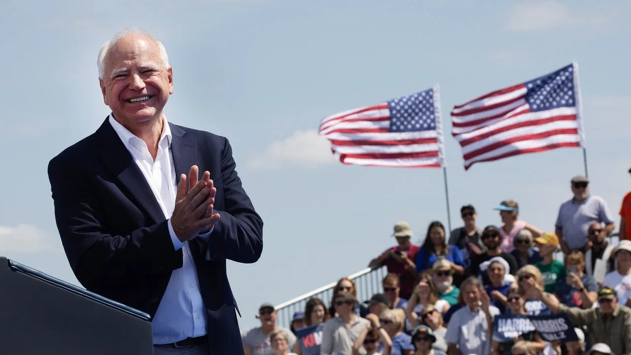 Bineînțeles că Tim Walz se relaxează jucându-se cu camionul său american de epocă