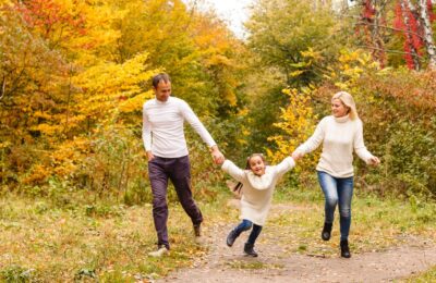 3 idei de a petrece timp de calitate cu familia în timp ce vă pregătiţi pentru sosirea toamnei