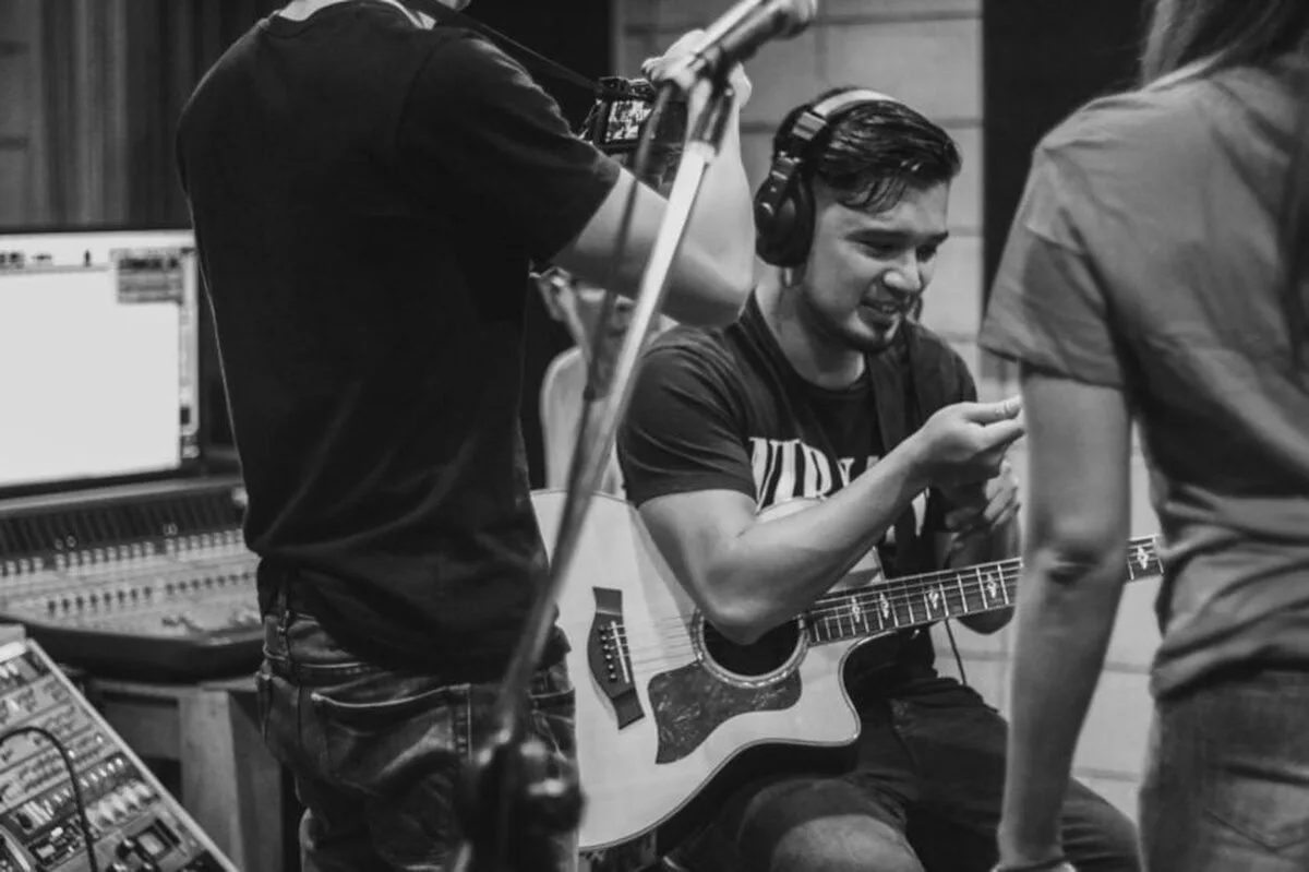 Herbert Hernandez – fondatorul agenției GIGIL discută despre călătoria sa ca lider creativ vizionar și muzician