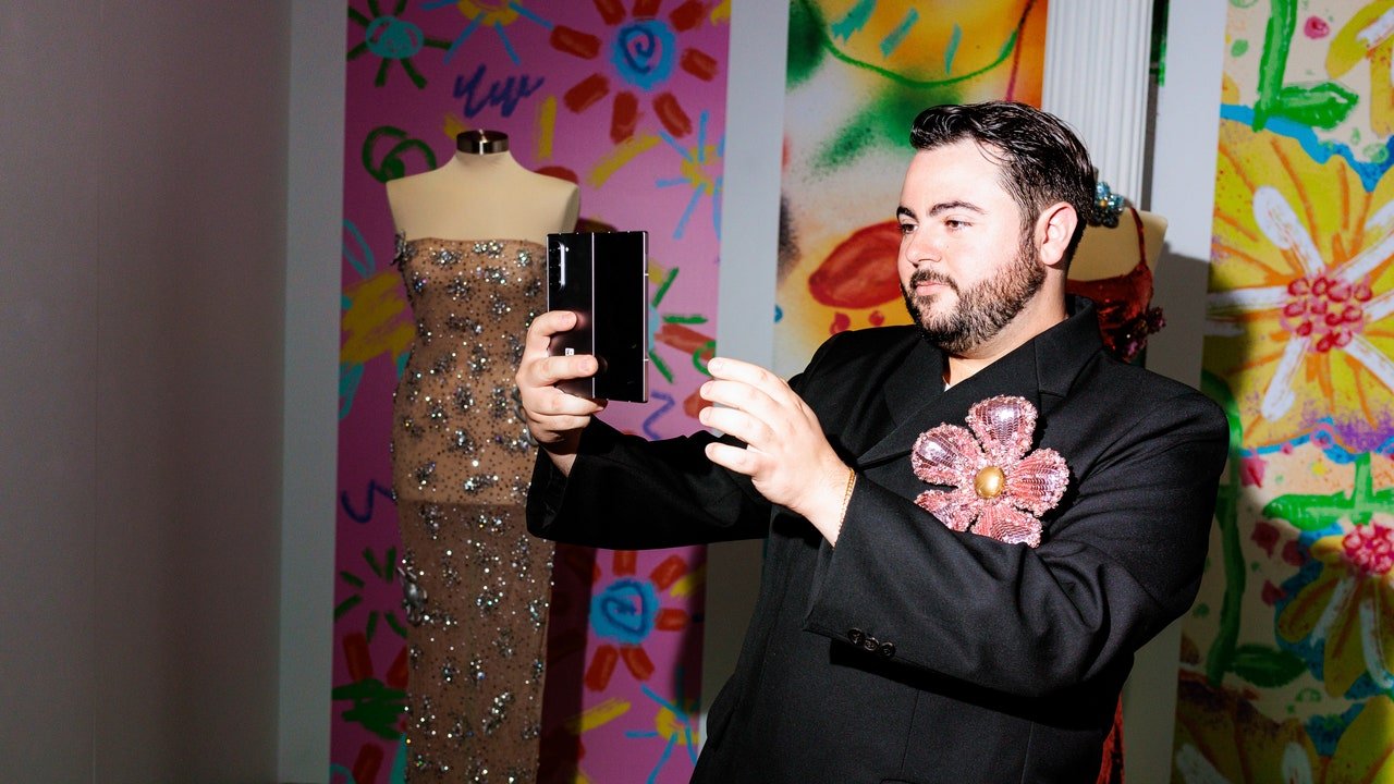 O privire din interior asupra expoziției imersive pline de culoare din New York „Mișcarea designului: Unde tehnologia întâlnește moda”