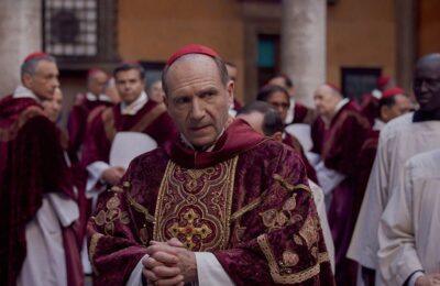 „Conclave” este un thriller papal convingător care face un pas greșit major