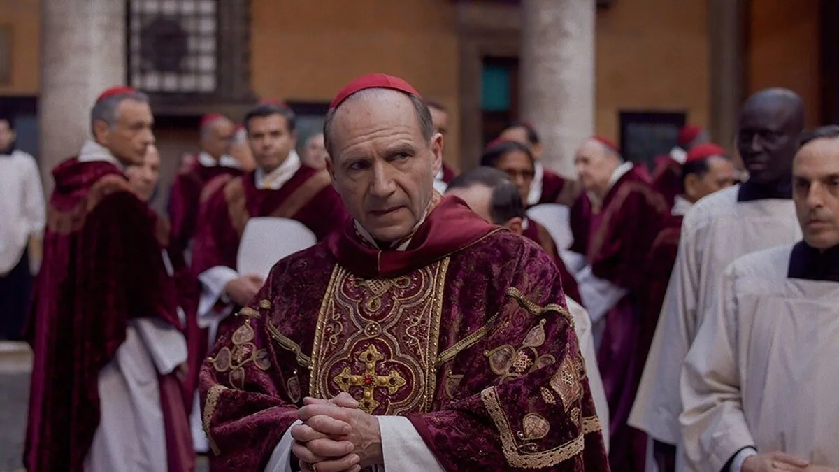 „Conclave” este un thriller papal convingător care face un pas greșit major